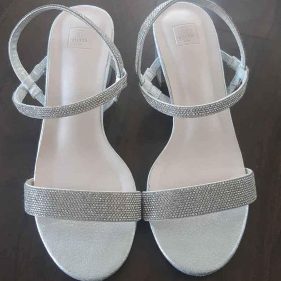 NEW Size 7.5 Silver Open-toed Shoe - Picture 1 of 5